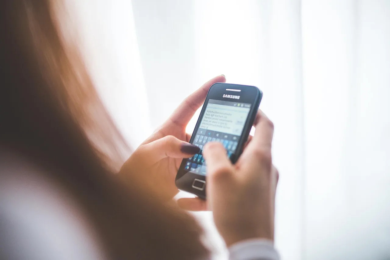 girl, typing, type, use, using, mobile, phone, smartphone, black phone, samsung, messaging, using, smartphone, smartphone, black phone, samsung, samsung, samsung, samsung, samsung